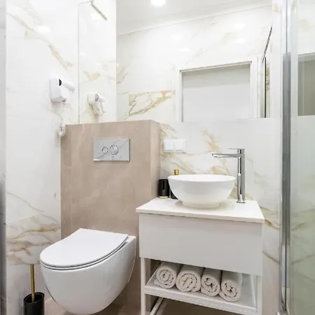 Urban Chic - Luxury Warsaw Stays -10 People- Mennica Residence Apartment Warsaw