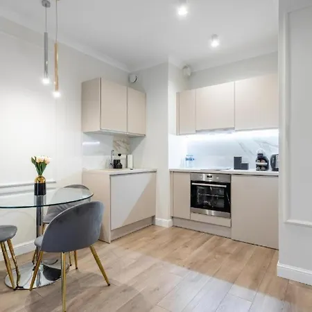 Urban Chic - Luxury Warsaw Stays -10 People- Mennica Residence Apartment *