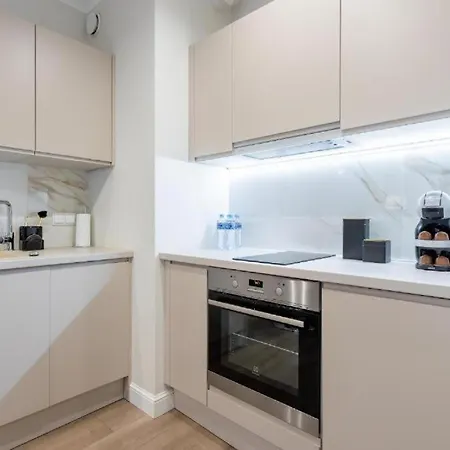 Urban Chic - Luxury Warsaw Stays -10 People- Mennica Residence Warsaw