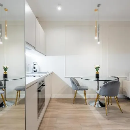 Urban Chic - Luxury Warsaw Stays -10 People- Mennica Residence