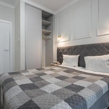 Urban Chic - Luxury Warsaw Stays -10 People- Mennica Residence Apartment Warsaw