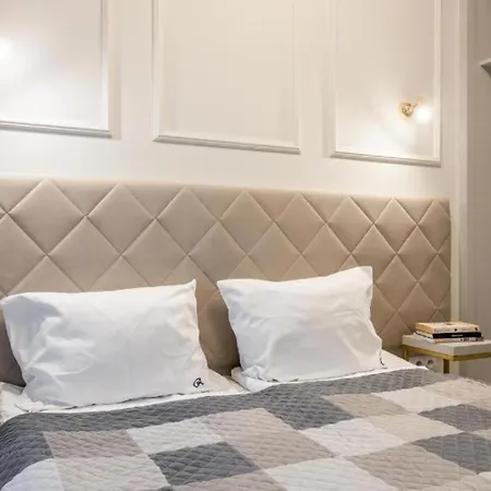 Urban Chic - Luxury Warsaw Stays -10 People- Mennica Residence