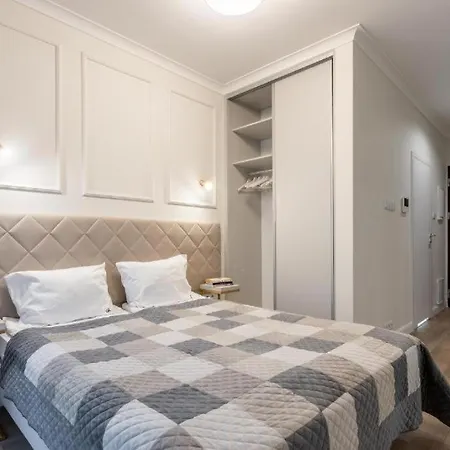 Urban Chic - Luxury Warsaw Stays -10 People- Mennica Residence